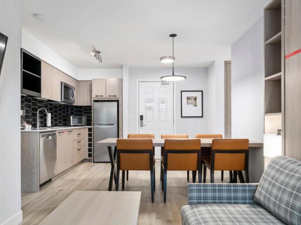 Lake Louis Inn Kitchen & Dining Area Lake Louis Inn Kitchen & Dining Area