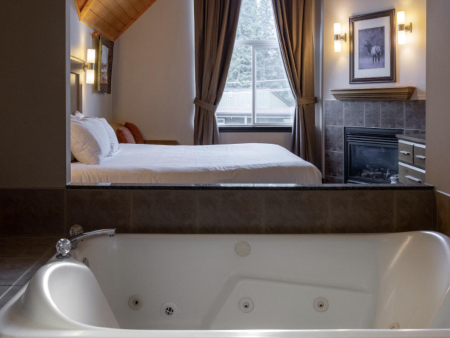Rundlestone Lodge King Suite with Jetted Tub Rundlestone Lodge King Suite with Jetted Tub