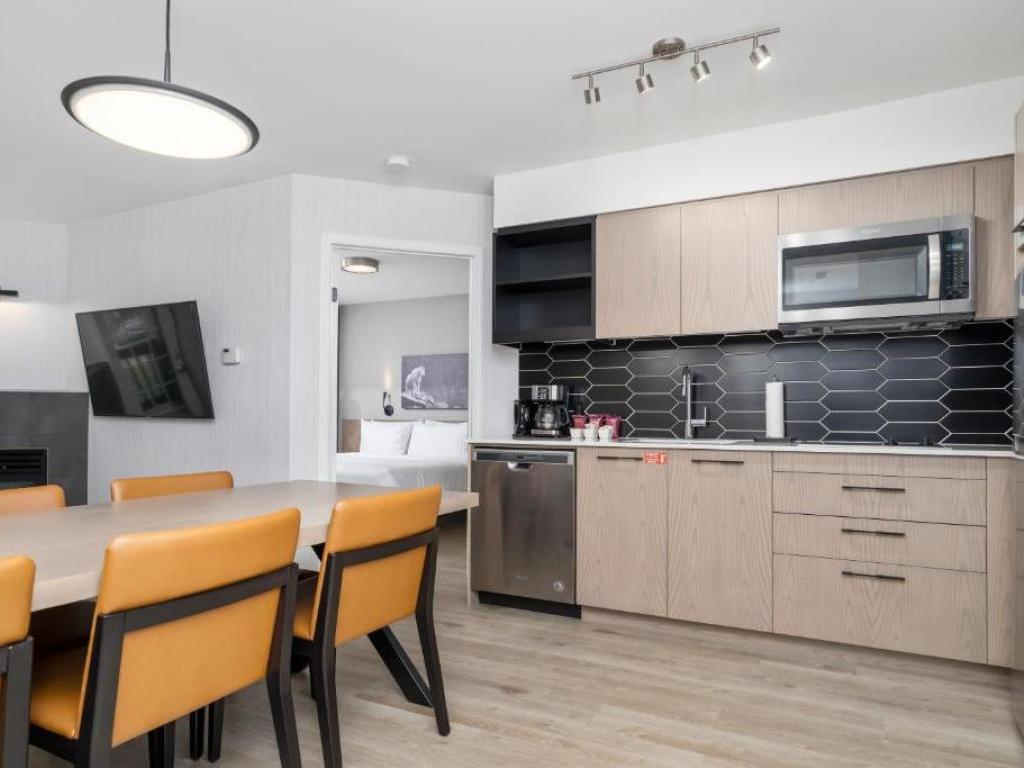 Lake Louis Inn Kitchen & Dining Area Lake Louis Inn Kitchen & Dining Area