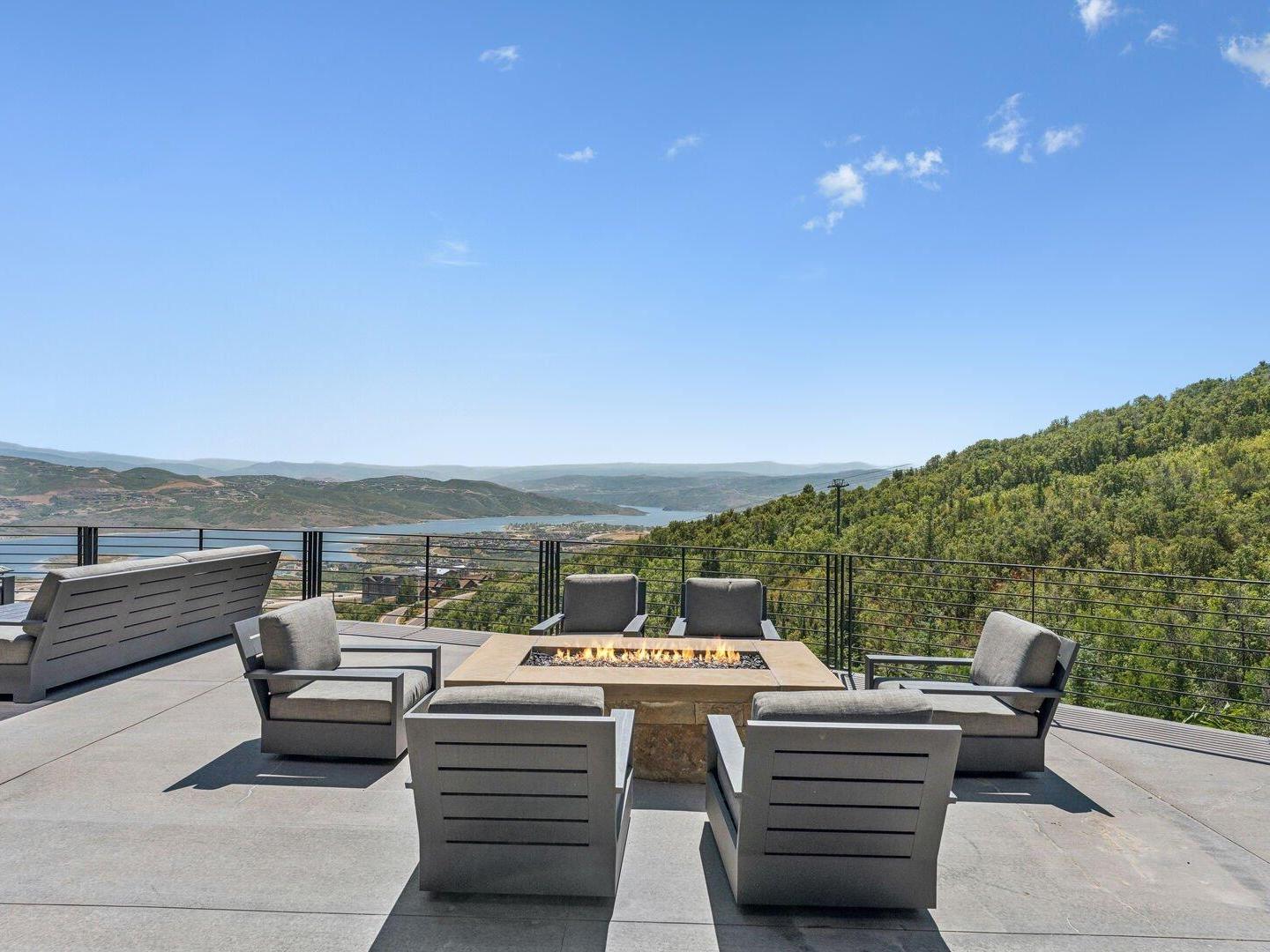 Stargazer Lodge Deck with Fire Pit Stargazer Lodge Deck with Fire Pit