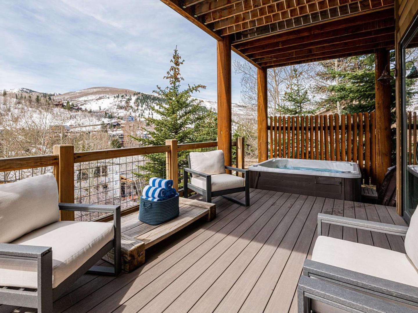 Sunnyside Home Deck with Private Hot Tub Sunnyside Home Deck with Private Hot Tub